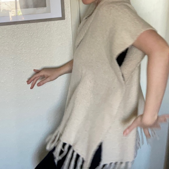 Vintage knit fringe tan poncho with appliqué - Picture 3 of 11